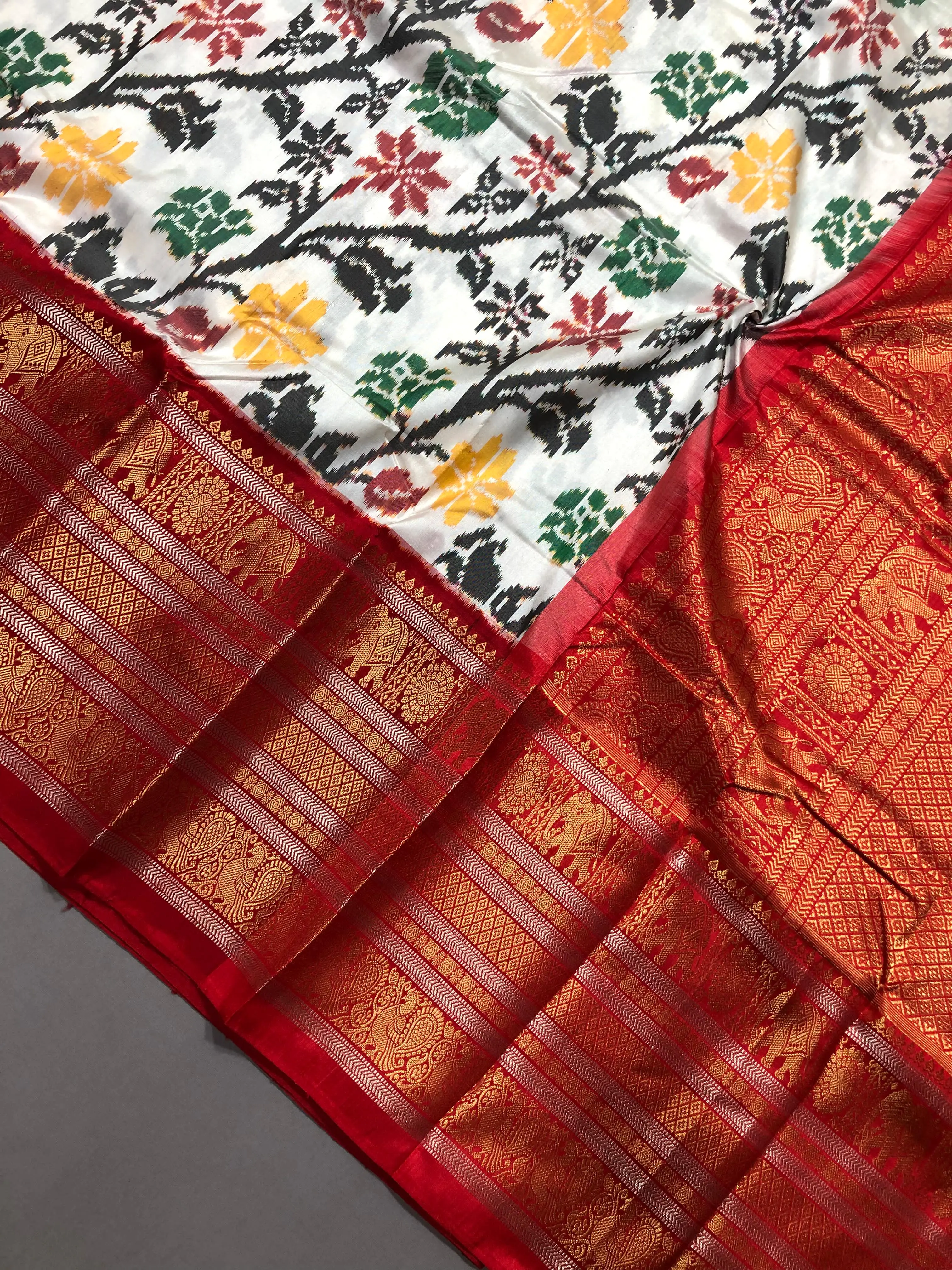 Madhubala , elegant  ikkat silk saree for Women -SACH001SS