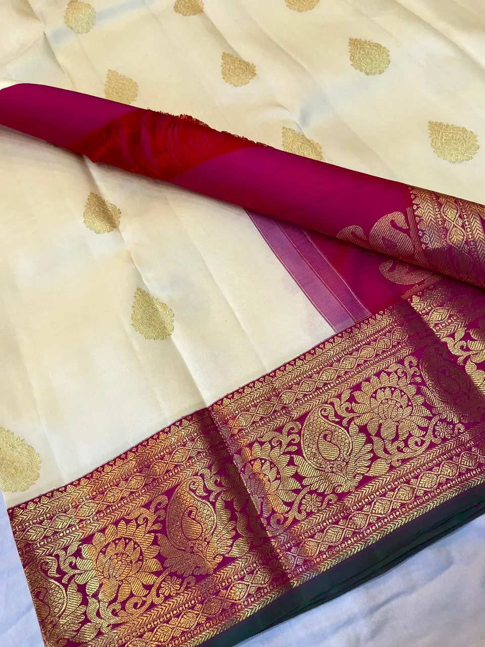 Suhasini , Traditional Korvai 7 inches Vanasagarai Mango shape and Lotus  design Kanchipuram Gatti Petu Gold  Zari Saree -PDS001