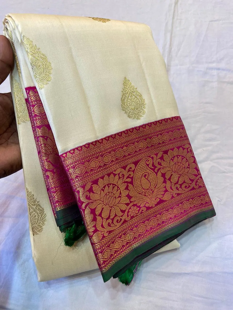 Suhasini , Traditional Korvai 7 inches Vanasagarai Mango shape and Lotus  design Kanchipuram Gatti Petu Gold  Zari Saree -PDS001